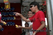 Picking out his prize at the Kaimuki Carnival