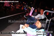 Kaimuki residents cheers on the marchers of the Kaimuki Christmas Parade 086